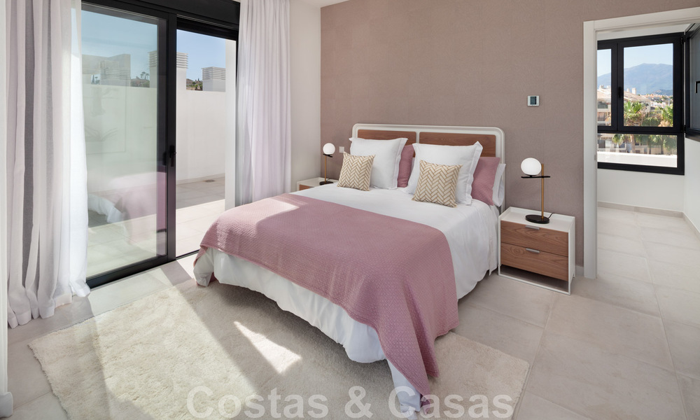 Listos para entrar a vivir. Últimos 2 áticos en venta de estilo moderno en un nuevo complejo en la Nueva Milla de Oro entre Marbella y Estepona 42537