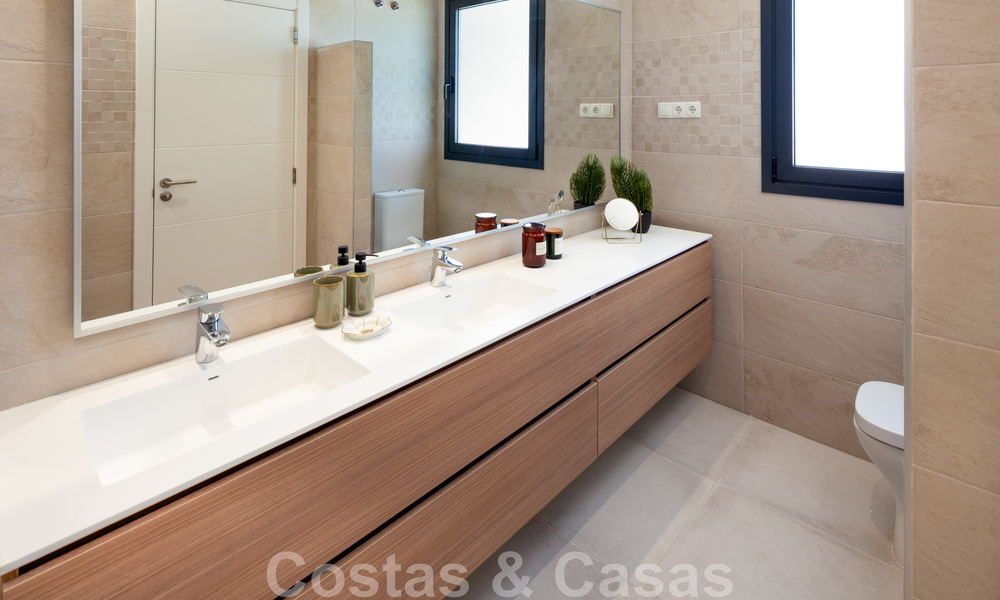 Listos para entrar a vivir. Últimos 2 áticos en venta de estilo moderno en un nuevo complejo en la Nueva Milla de Oro entre Marbella y Estepona 42540