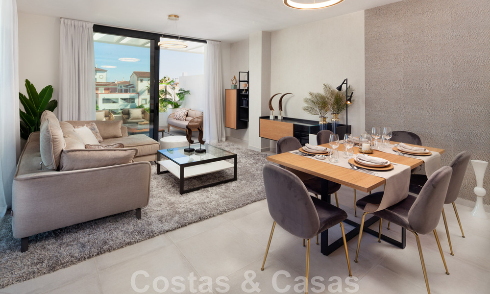Listos para entrar a vivir. Últimos 2 áticos en venta de estilo moderno en un nuevo complejo en la Nueva Milla de Oro entre Marbella y Estepona 42541