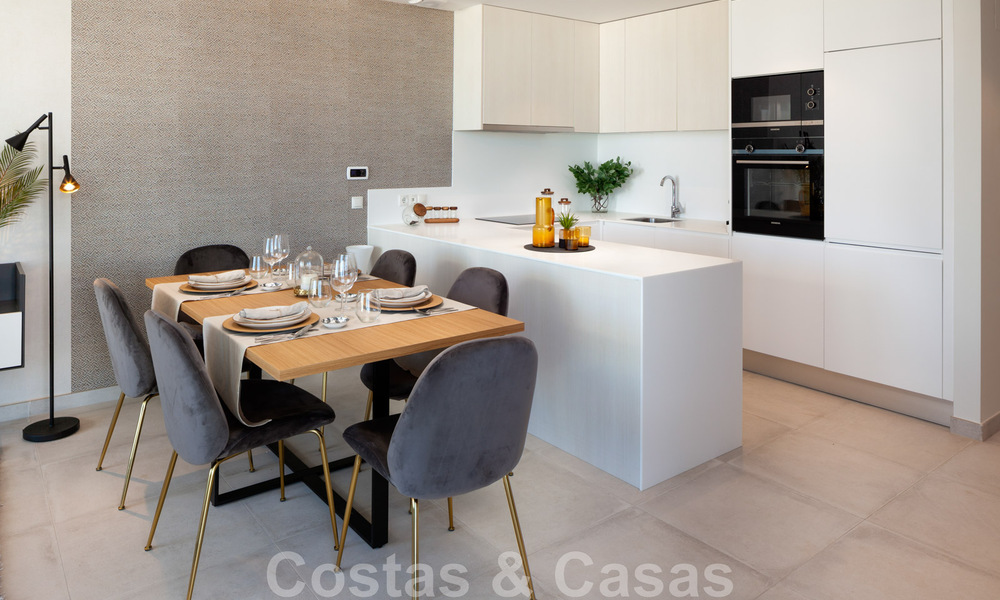 Listos para entrar a vivir. Últimos 2 áticos en venta de estilo moderno en un nuevo complejo en la Nueva Milla de Oro entre Marbella y Estepona 42542