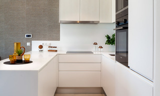 Listos para entrar a vivir. Últimos 2 áticos en venta de estilo moderno en un nuevo complejo en la Nueva Milla de Oro entre Marbella y Estepona 42545 