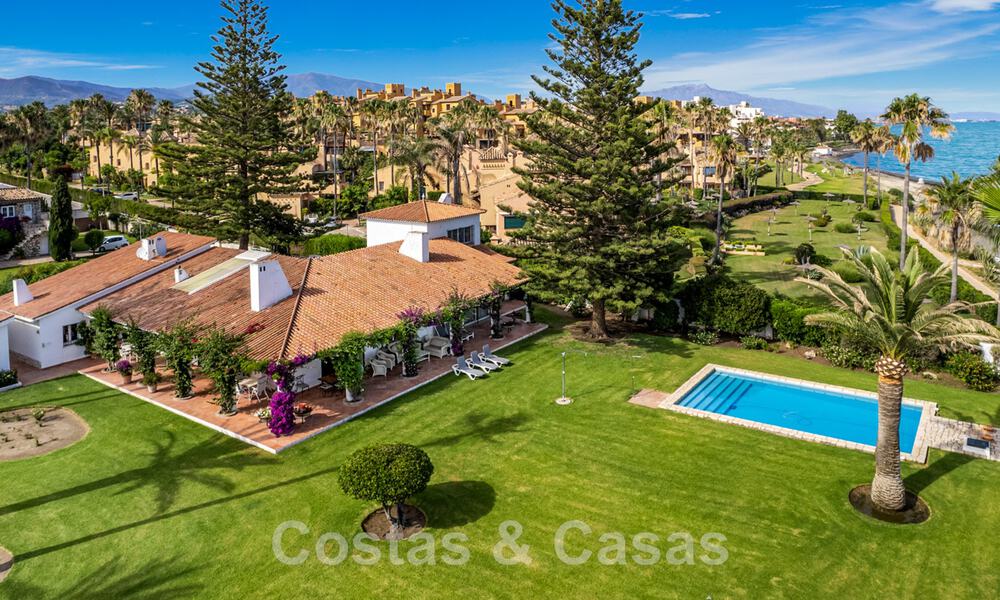 Villa tradicional española en venta, en primera línea de playa con acceso directo a la playa en la Nueva Milla de Oro entre Marbella y Estepona 42689