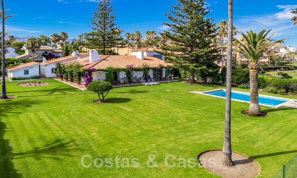 Villa tradicional española en venta, en primera línea de playa con acceso directo a la playa en la Nueva Milla de Oro entre Marbella y Estepona 42690