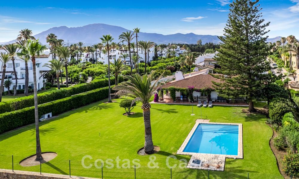 Villa tradicional española en venta, en primera línea de playa con acceso directo a la playa en la Nueva Milla de Oro entre Marbella y Estepona 42691