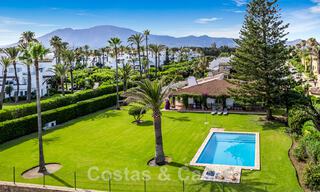 Villa tradicional española en venta, en primera línea de playa con acceso directo a la playa en la Nueva Milla de Oro entre Marbella y Estepona 42691 