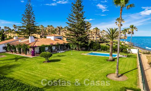 Villa tradicional española en venta, en primera línea de playa con acceso directo a la playa en la Nueva Milla de Oro entre Marbella y Estepona 42693