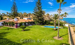 Villa tradicional española en venta, en primera línea de playa con acceso directo a la playa en la Nueva Milla de Oro entre Marbella y Estepona 42693 