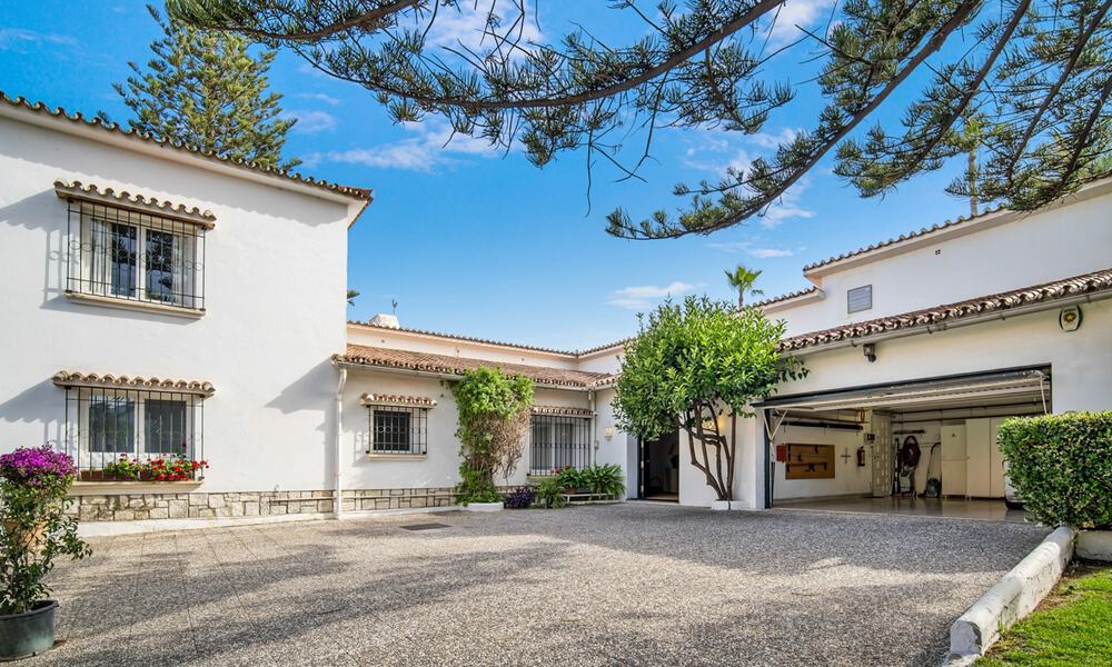 Villa tradicional española en venta, en primera línea de playa con acceso directo a la playa en la Nueva Milla de Oro entre Marbella y Estepona 42694