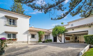 Villa tradicional española en venta, en primera línea de playa con acceso directo a la playa en la Nueva Milla de Oro entre Marbella y Estepona 42694 