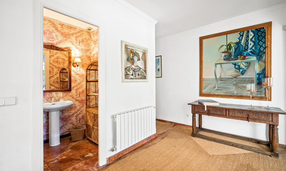 Villa tradicional española en venta, en primera línea de playa con acceso directo a la playa en la Nueva Milla de Oro entre Marbella y Estepona 42696