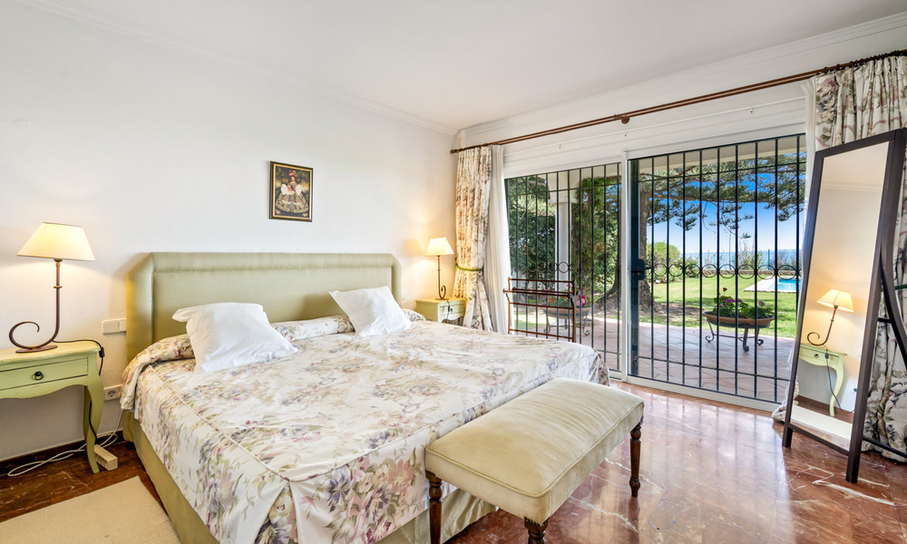 Villa tradicional española en venta, en primera línea de playa con acceso directo a la playa en la Nueva Milla de Oro entre Marbella y Estepona 42704