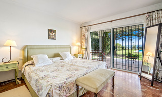 Villa tradicional española en venta, en primera línea de playa con acceso directo a la playa en la Nueva Milla de Oro entre Marbella y Estepona 42704 