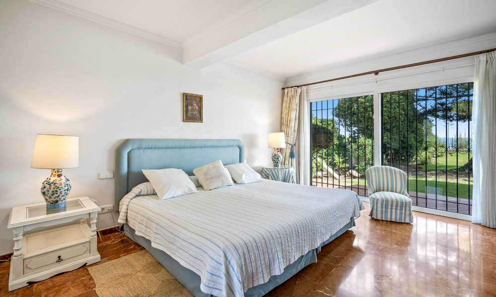 Villa tradicional española en venta, en primera línea de playa con acceso directo a la playa en la Nueva Milla de Oro entre Marbella y Estepona 42705