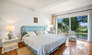 Villa tradicional española en venta, en primera línea de playa con acceso directo a la playa en la Nueva Milla de Oro entre Marbella y Estepona 42705 