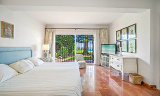Villa tradicional española en venta, en primera línea de playa con acceso directo a la playa en la Nueva Milla de Oro entre Marbella y Estepona 42706 