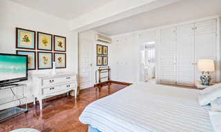 Villa tradicional española en venta, en primera línea de playa con acceso directo a la playa en la Nueva Milla de Oro entre Marbella y Estepona 42707 