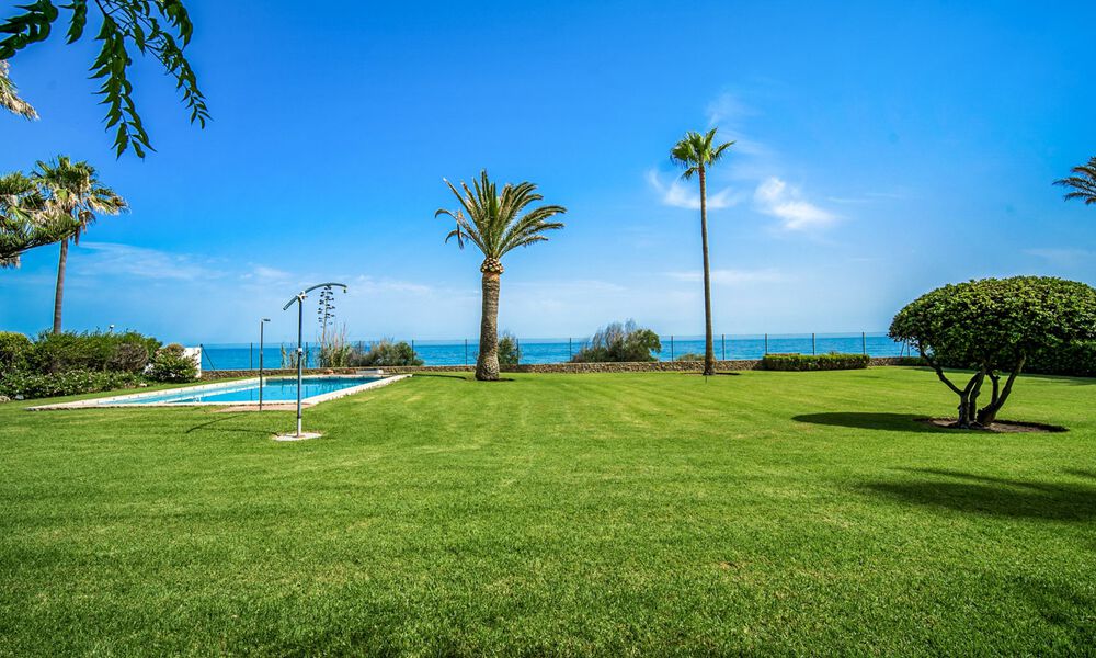 Villa tradicional española en venta, en primera línea de playa con acceso directo a la playa en la Nueva Milla de Oro entre Marbella y Estepona 42714