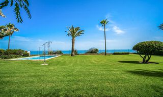 Villa tradicional española en venta, en primera línea de playa con acceso directo a la playa en la Nueva Milla de Oro entre Marbella y Estepona 42714 