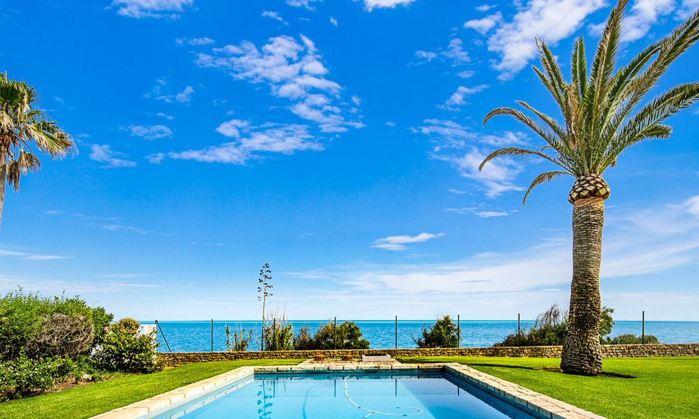 Villa tradicional española en venta, en primera línea de playa con acceso directo a la playa en la Nueva Milla de Oro entre Marbella y Estepona 42715