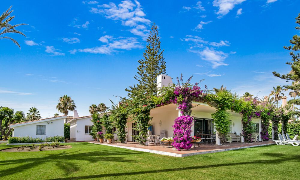 Villa tradicional española en venta, en primera línea de playa con acceso directo a la playa en la Nueva Milla de Oro entre Marbella y Estepona 42717