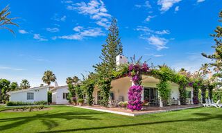 Villa tradicional española en venta, en primera línea de playa con acceso directo a la playa en la Nueva Milla de Oro entre Marbella y Estepona 42717 