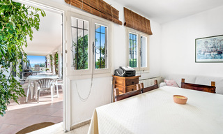 Villa tradicional española en venta, en primera línea de playa con acceso directo a la playa en la Nueva Milla de Oro entre Marbella y Estepona 42720 