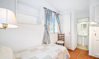 Villa tradicional española en venta, en primera línea de playa con acceso directo a la playa en la Nueva Milla de Oro entre Marbella y Estepona 42722 