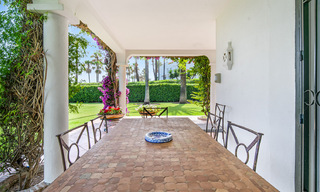 Villa tradicional española en venta, en primera línea de playa con acceso directo a la playa en la Nueva Milla de Oro entre Marbella y Estepona 42723 