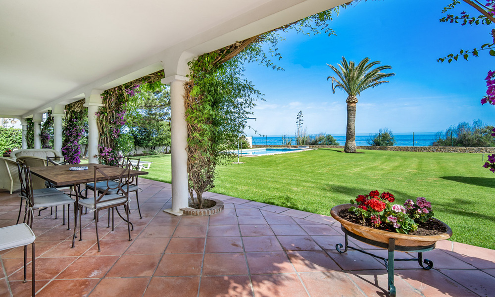 Villa tradicional española en venta, en primera línea de playa con acceso directo a la playa en la Nueva Milla de Oro entre Marbella y Estepona 42724
