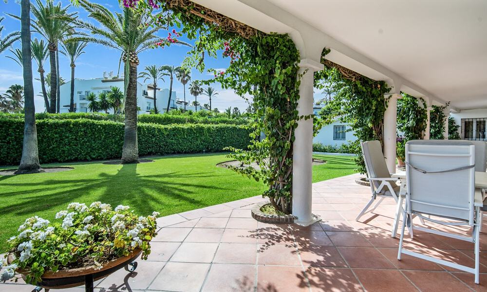 Villa tradicional española en venta, en primera línea de playa con acceso directo a la playa en la Nueva Milla de Oro entre Marbella y Estepona 42725