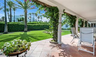 Villa tradicional española en venta, en primera línea de playa con acceso directo a la playa en la Nueva Milla de Oro entre Marbella y Estepona 42725 