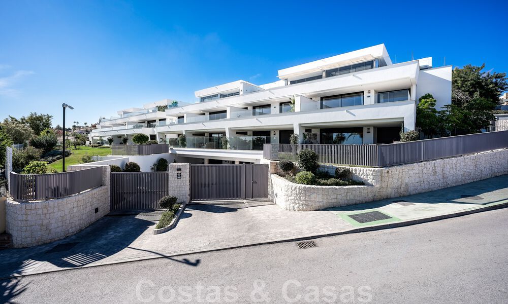 Moderno apartamento con jardín de alta calidad en venta con 3 dormitorios y vistas panorámicas al mar en el corazón de Nueva Andalucía en Marbella 42833
