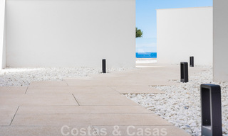 Moderno apartamento con jardín de alta calidad en venta con 3 dormitorios y vistas panorámicas al mar en el corazón de Nueva Andalucía en Marbella 42834 