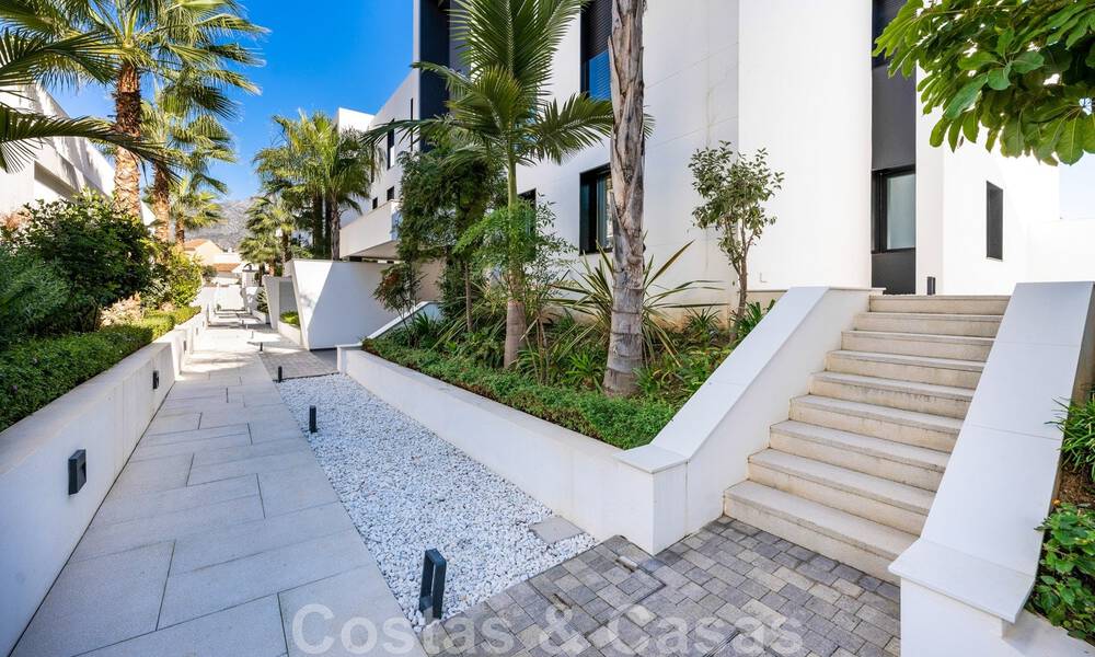 Moderno apartamento con jardín de alta calidad en venta con 3 dormitorios y vistas panorámicas al mar en el corazón de Nueva Andalucía en Marbella 42835