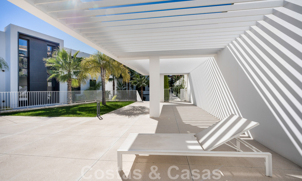 Moderno apartamento con jardín de alta calidad en venta con 3 dormitorios y vistas panorámicas al mar en el corazón de Nueva Andalucía en Marbella 42836
