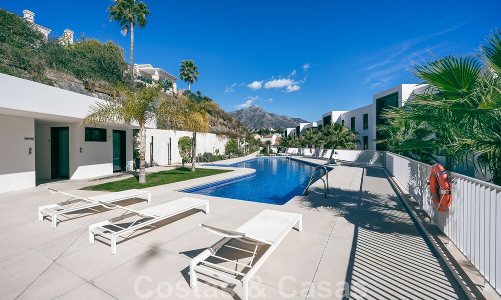 Moderno apartamento con jardín de alta calidad en venta con 3 dormitorios y vistas panorámicas al mar en el corazón de Nueva Andalucía en Marbella 42837