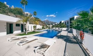 Moderno apartamento con jardín de alta calidad en venta con 3 dormitorios y vistas panorámicas al mar en el corazón de Nueva Andalucía en Marbella 42837 