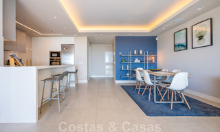 Moderno apartamento con jardín de alta calidad en venta con 3 dormitorios y vistas panorámicas al mar en el corazón de Nueva Andalucía en Marbella 42841 