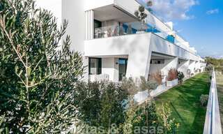 Moderno apartamento con jardín de alta calidad en venta con 3 dormitorios y vistas panorámicas al mar en el corazón de Nueva Andalucía en Marbella 42844 