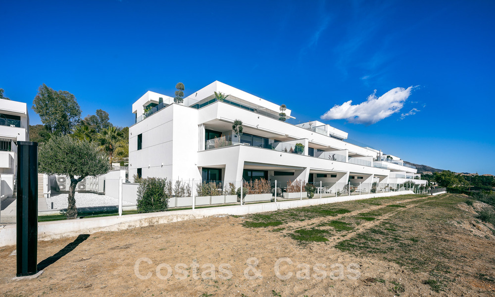 Moderno apartamento con jardín de alta calidad en venta con 3 dormitorios y vistas panorámicas al mar en el corazón de Nueva Andalucía en Marbella 42845