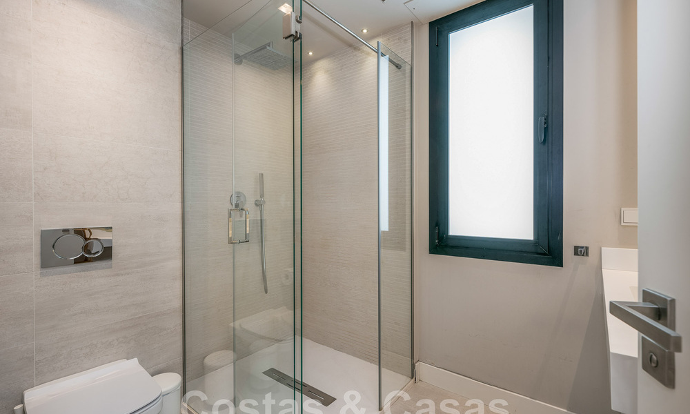 Moderno apartamento con jardín de alta calidad en venta con 3 dormitorios y vistas panorámicas al mar en el corazón de Nueva Andalucía en Marbella 42849
