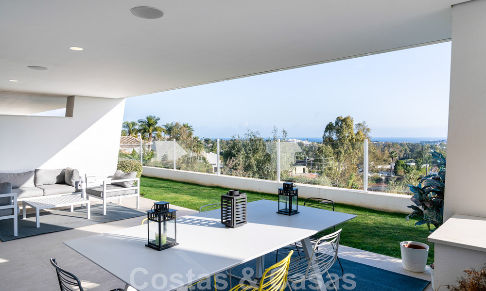 Moderno apartamento con jardín de alta calidad en venta con 3 dormitorios y vistas panorámicas al mar en el corazón de Nueva Andalucía en Marbella 42851