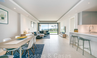 Moderno apartamento con jardín de alta calidad en venta con 3 dormitorios y vistas panorámicas al mar en el corazón de Nueva Andalucía en Marbella 42854 