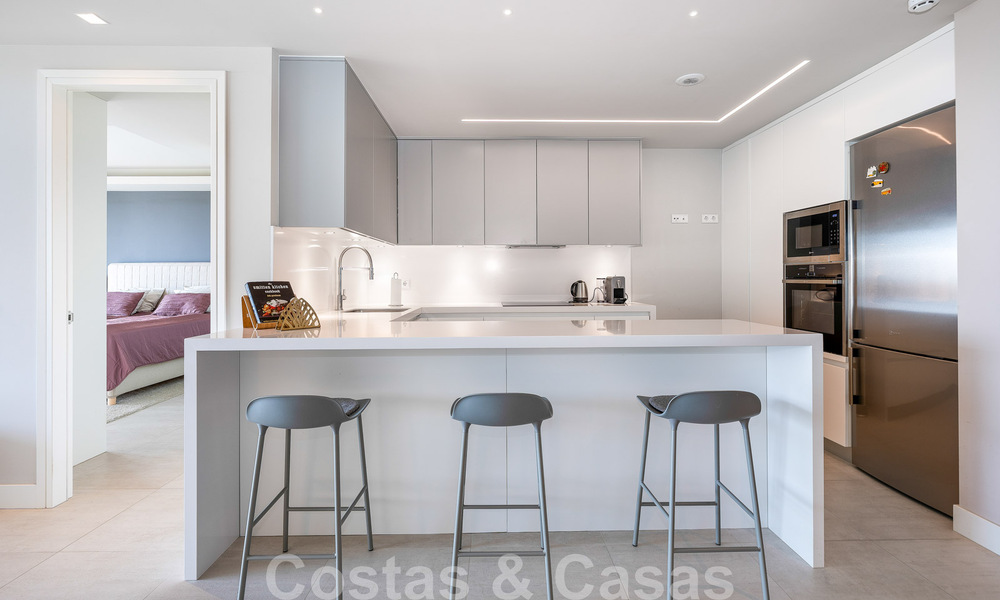 Moderno apartamento con jardín de alta calidad en venta con 3 dormitorios y vistas panorámicas al mar en el corazón de Nueva Andalucía en Marbella 42857