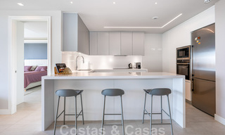Moderno apartamento con jardín de alta calidad en venta con 3 dormitorios y vistas panorámicas al mar en el corazón de Nueva Andalucía en Marbella 42857 