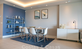 Moderno apartamento con jardín de alta calidad en venta con 3 dormitorios y vistas panorámicas al mar en el corazón de Nueva Andalucía en Marbella 42858 