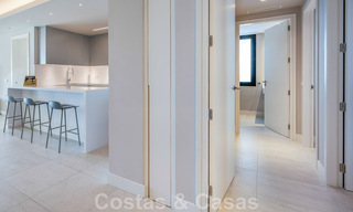 Moderno apartamento con jardín de alta calidad en venta con 3 dormitorios y vistas panorámicas al mar en el corazón de Nueva Andalucía en Marbella 42860 