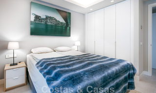 Moderno apartamento con jardín de alta calidad en venta con 3 dormitorios y vistas panorámicas al mar en el corazón de Nueva Andalucía en Marbella 42861 