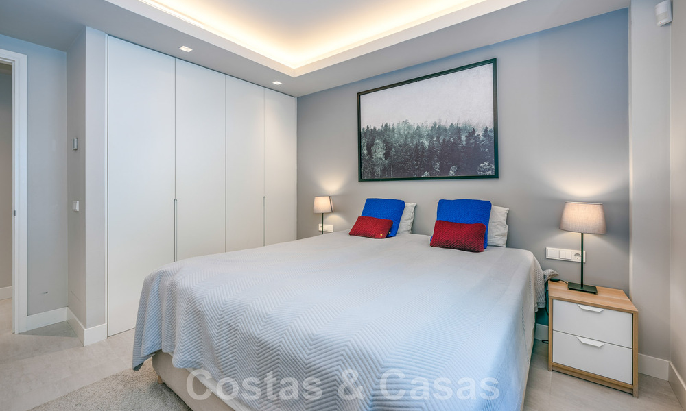 Moderno apartamento con jardín de alta calidad en venta con 3 dormitorios y vistas panorámicas al mar en el corazón de Nueva Andalucía en Marbella 42865
