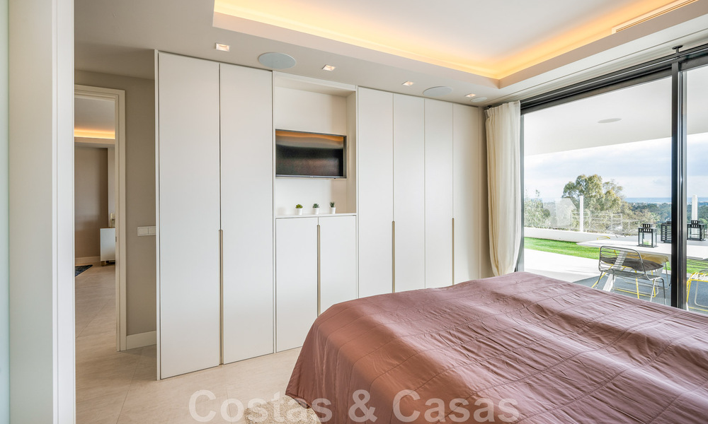 Moderno apartamento con jardín de alta calidad en venta con 3 dormitorios y vistas panorámicas al mar en el corazón de Nueva Andalucía en Marbella 42866